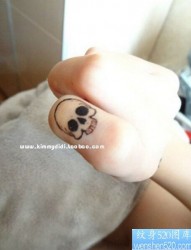 女性手指个性骷髅纹身图案