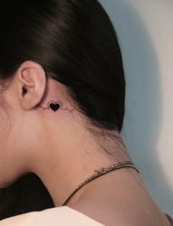 女性耳根后心形刺青