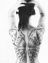 女性满背蝴蝶纹身图案