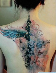 女性背部个性泼墨纹身图案