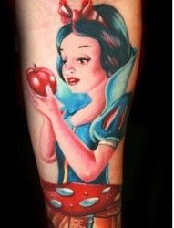 手臂彩色白雪公主纹身图案