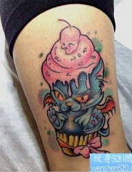 女性腿部彩色兔子冰淇淋纹身图案