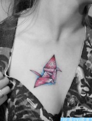 女性胸部千纸鹤纹身图案