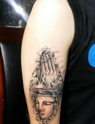 手臂祈祷之手纹身图案