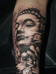一款手臂上经典的佛头纹身图案