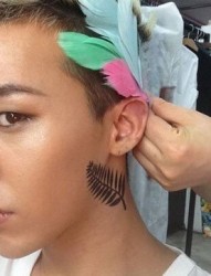 Big Bang G-Dragon耳朵下创意树叶刺青