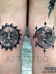 女性腿部太阳月亮纹身图案