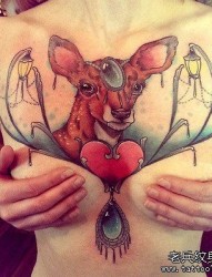 女性胸部彩色鹿纹身图案