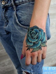 女性手部玫瑰花纹身图案