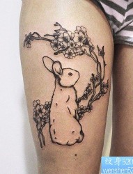 一款腿部兔子和梅花纹身图案