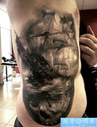 一款侧腰帆船纹身图案