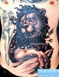腹部黑白狮子纹身图案