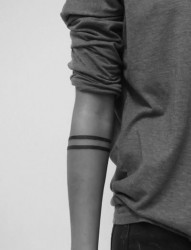 男生手臂线圈纹身
