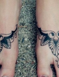 女性脚部漂亮的图腾刺青