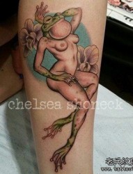 一款腿部青蛙个性纹身图案