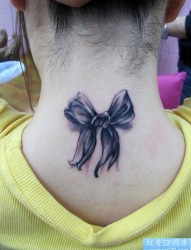 小清新女性背部蝴蝶结纹身图案