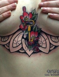 女性胸部个性纹身图案