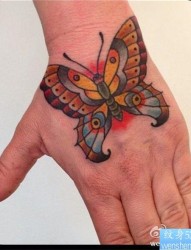 手部彩色蝴蝶纹身图案
