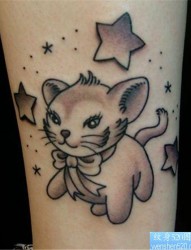 小腿部一只调皮的小猫咪纹身图案