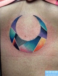 女性胸部彩色月亮纹身图案