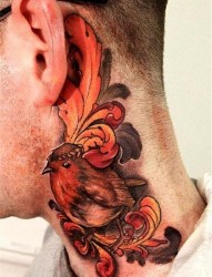 一款彩色脖子鸟纹身图案