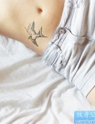 小清新腰部燕子纹身图案