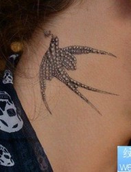 小清新颈部燕子纹身图案
