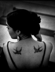 小清新背部燕子纹身图案