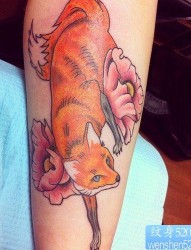 纹身推荐一款手臂彩色狐狸纹身图案