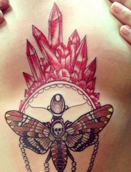 一款女性胸部彩色蛾纹身图案