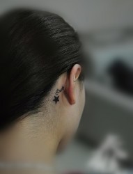 女性耳根后星星刺青