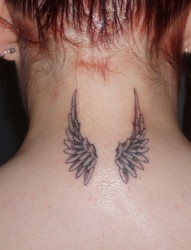 颈部漂亮小巧的翅膀纹身