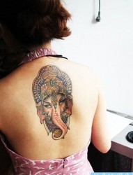 女性背部象神纹身图案