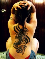 女性背部一条霸气的鲤鱼纹身