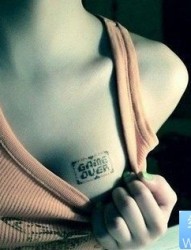 小清新胸部个性字母纹身图案