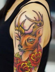 女性手臂鹿与玫瑰纹身图案