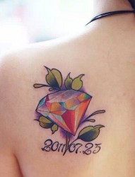 一款女性肩部彩钻纹身图案