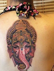 女性背部彩色象神纹身图案