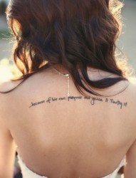 女性背部好看的字母纹身