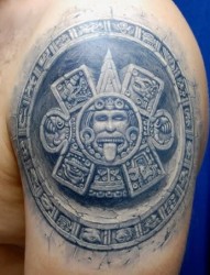 大臂上大气的玛雅图腾纹身图案