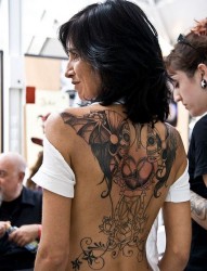 女性背部骷髅恋人纹身