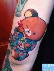 手臂彩色卡通熊熊纹身图案