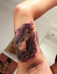 一款手臂生命沙漏玫瑰花纹身图案