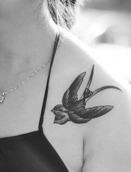 女性肩部双头燕纹身图案
