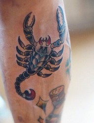 一款腿部守旧派蝎子纹身图案