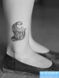 一款脚踝金鱼纹身图案
