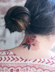 女性颈部小小的花朵纹身