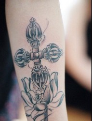 一款手臂水墨荷花与十字金刚杵纹身图案