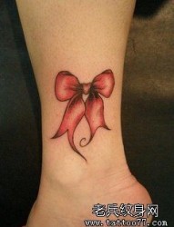 女性脚踝蝴蝶结纹身图案