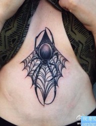 胸部黑灰蜘蛛纹身图案